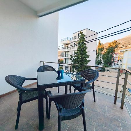Mialex Apartments Dobra Voda Luaran gambar