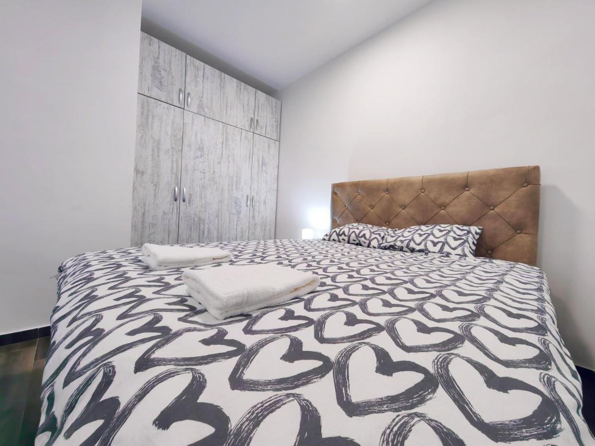 Mialex Apartments Dobra Voda Luaran gambar