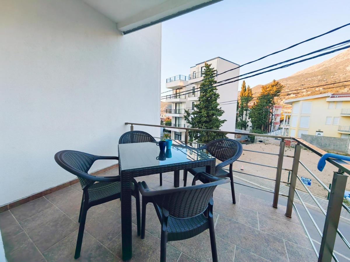 Mialex Apartments Dobra Voda Luaran gambar
