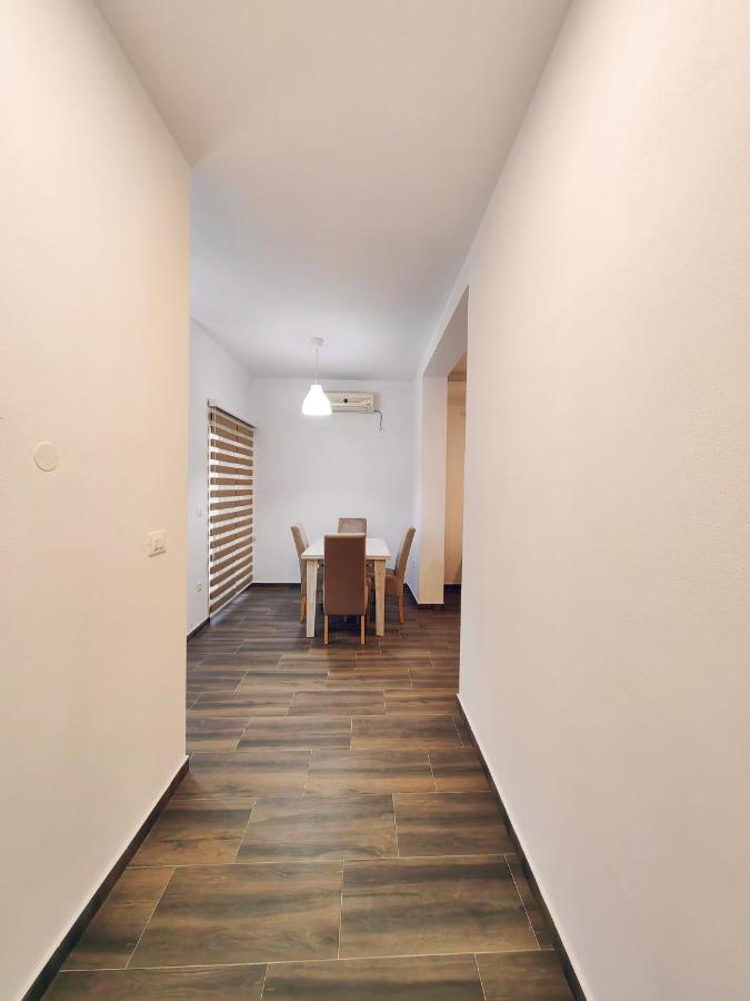 Mialex Apartments Dobra Voda Luaran gambar