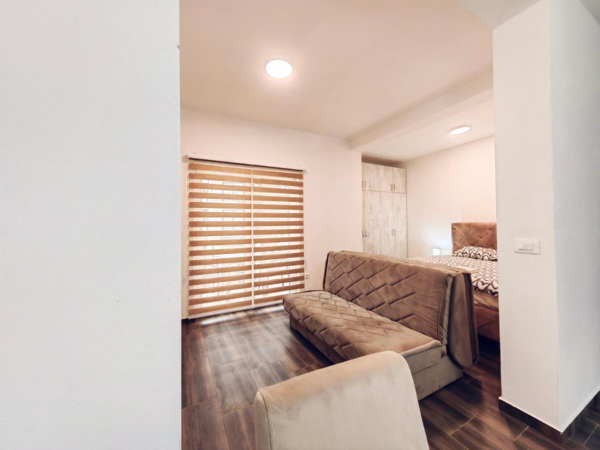 Mialex Apartments Dobra Voda Luaran gambar