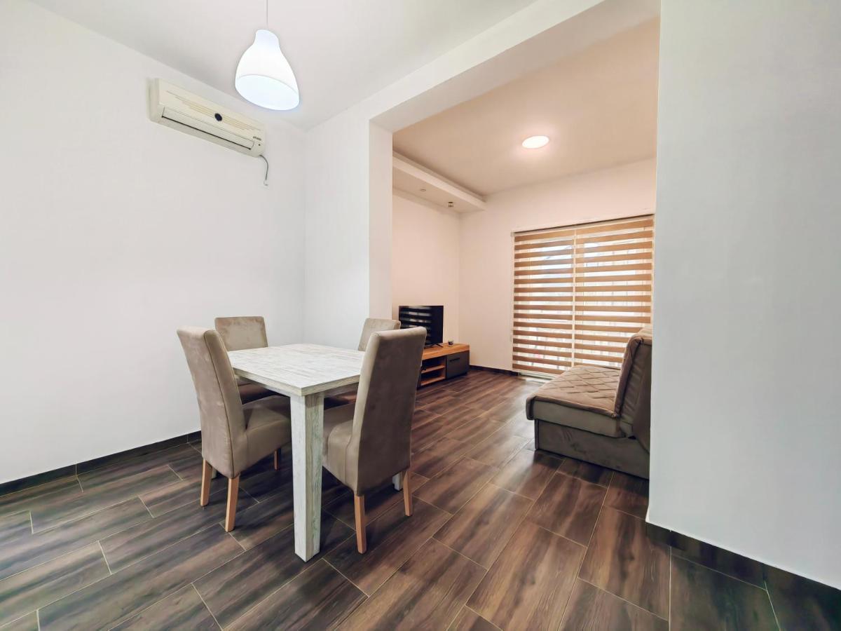 Mialex Apartments Dobra Voda Luaran gambar