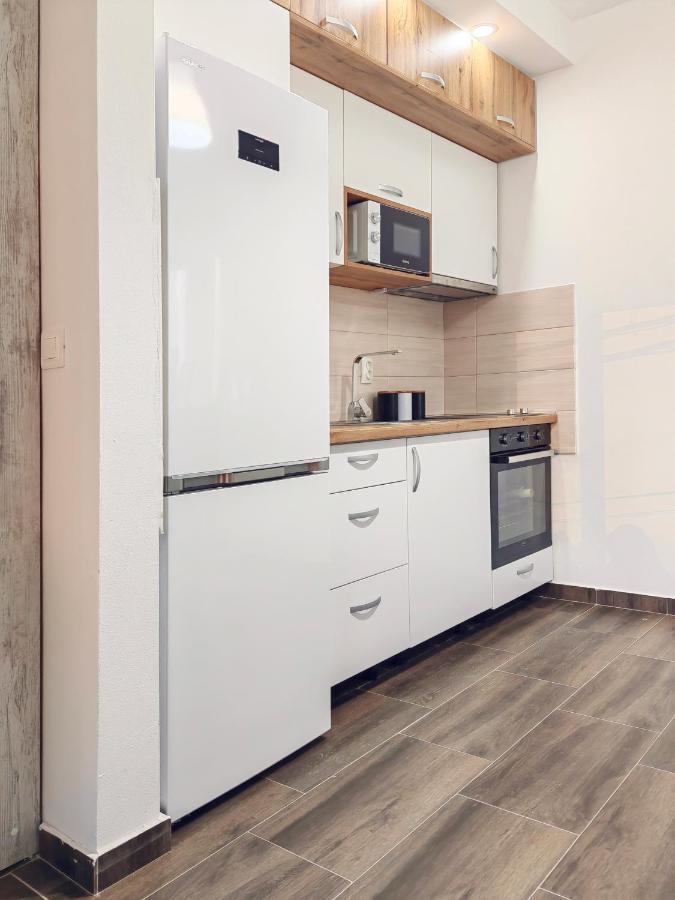 Mialex Apartments Dobra Voda Luaran gambar