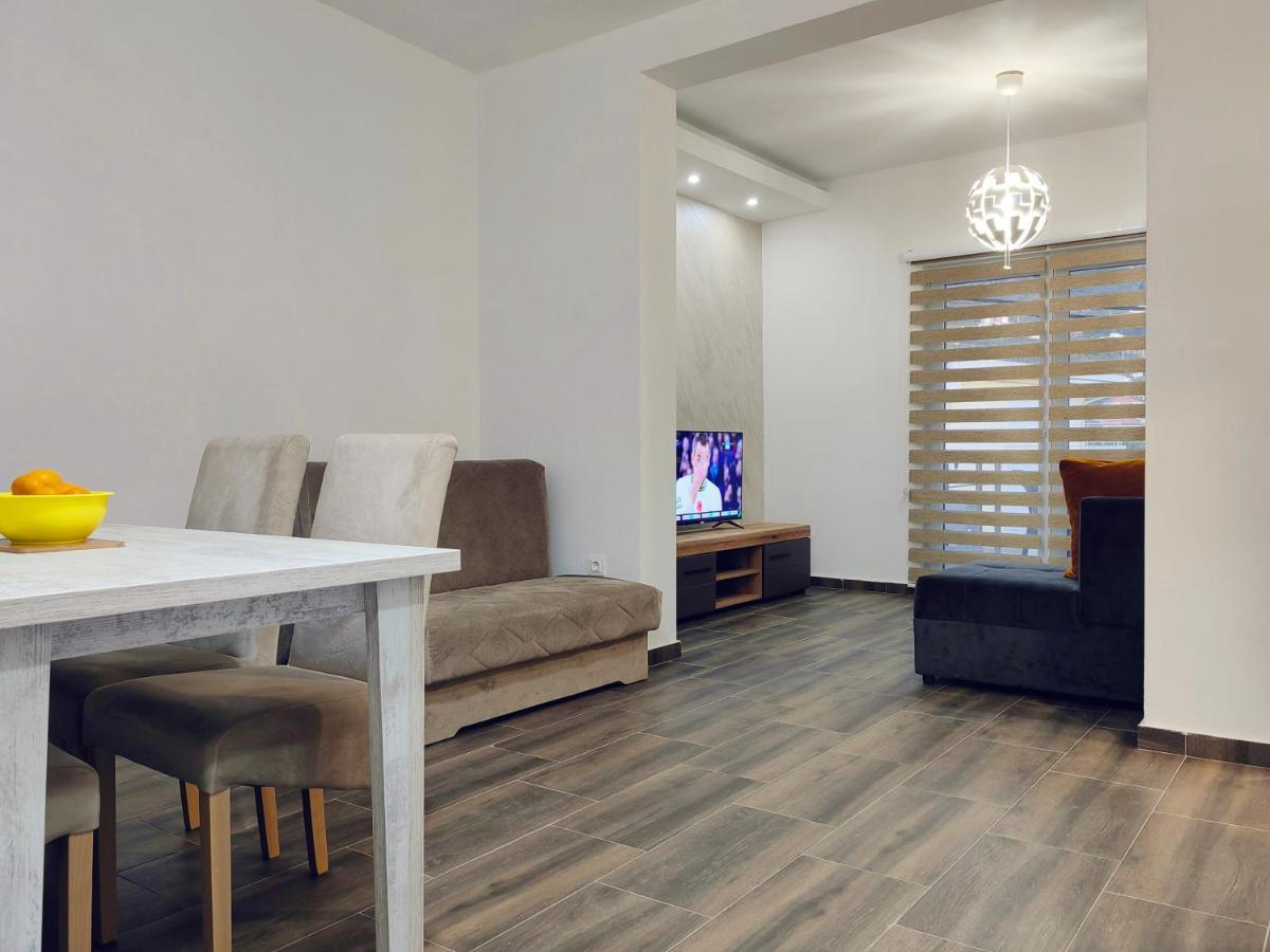 Mialex Apartments Dobra Voda Luaran gambar