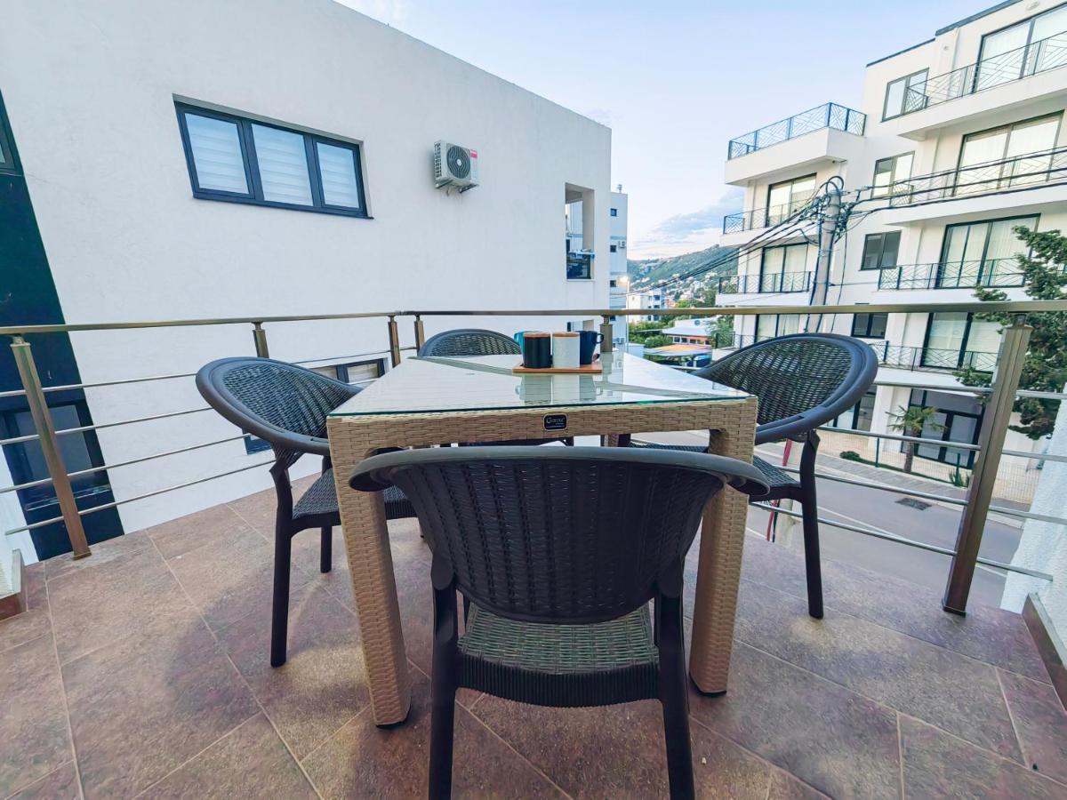 Mialex Apartments Dobra Voda Luaran gambar